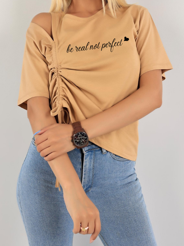 Be Real Not Perfect Baskılı Bağcık Büzgü Detay Omuz Dekolte Bluz…